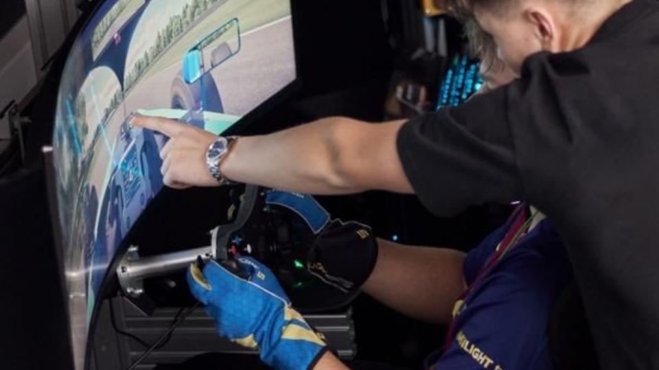 Prøv SIM Racing på Gamebox